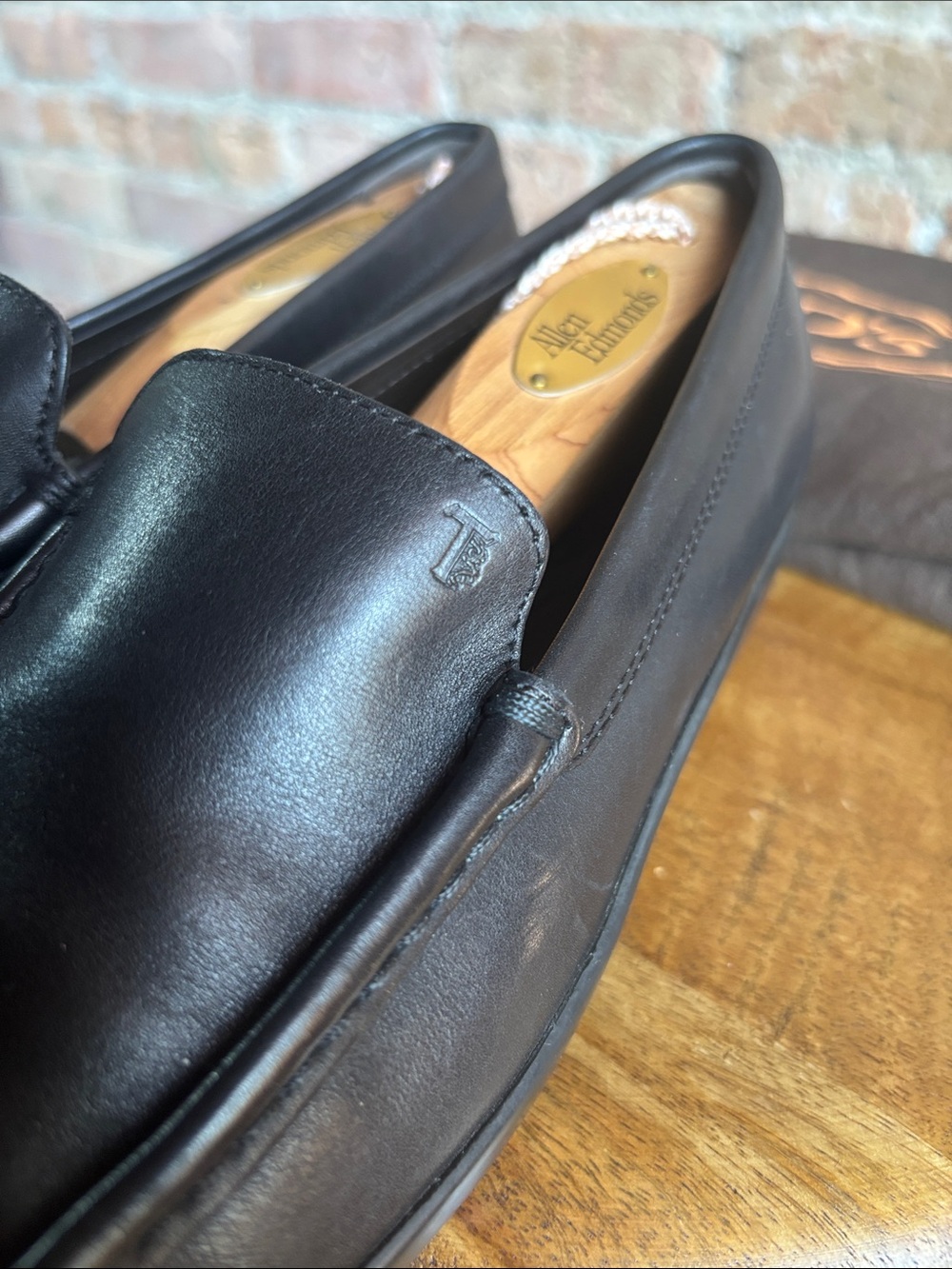 CLASSIC Tod's Black Leather Women’s Slip-On Loafers - Picture 3 of 6